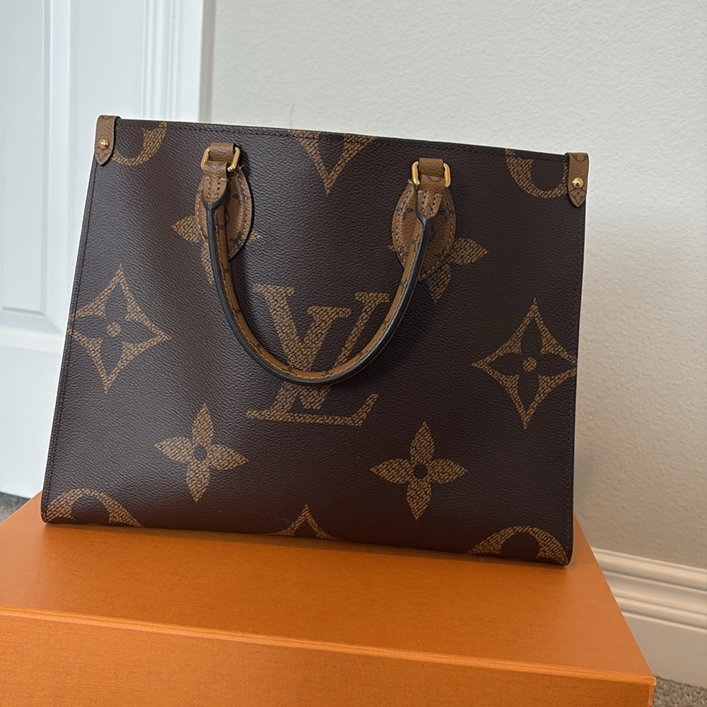 AUTHENTIC Louis Vuitton OnTheGo MM | LIKE NEW - Picture 5 of 12